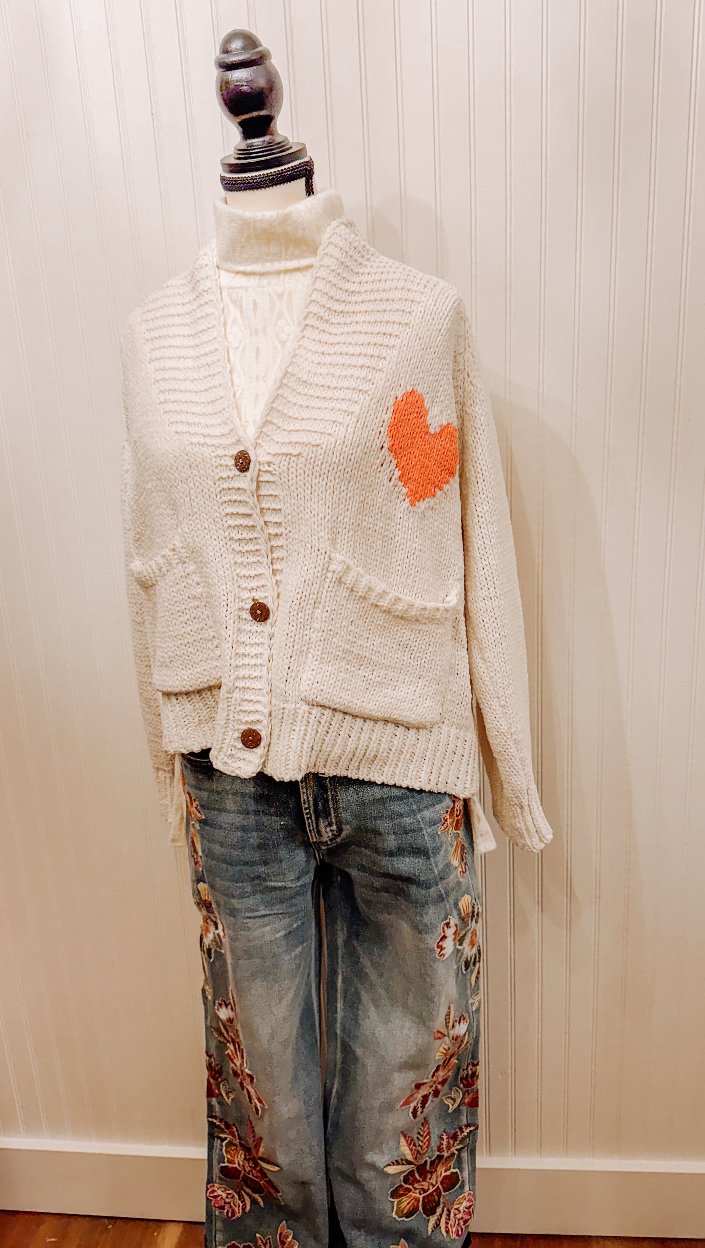 Collared heart V-neck pocket knit cardigan.