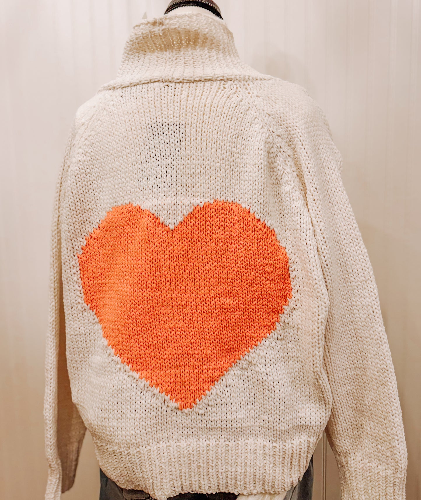 Collared heart V-neck pocket knit cardigan.